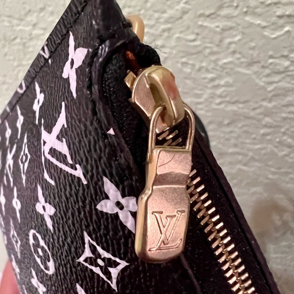 👑✅PRICE FIRM✅ AUTHENTIC Louis Vuitton Black Wristlet - Picture 11 of 17